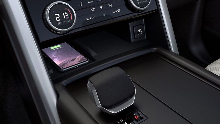 Беспроводная зарядка совместимых устройств.