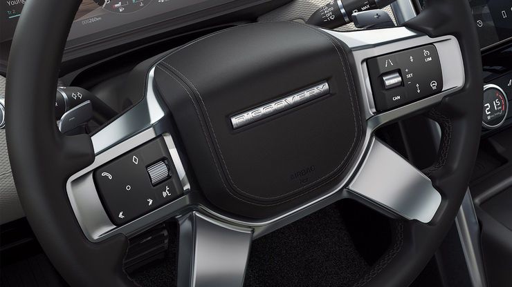 Доступ к функциям осуществляется с помощью незаметных до активации переключателей на рулевом колесе.